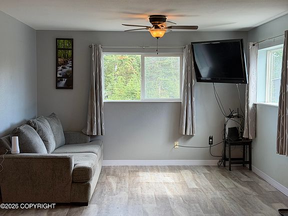 3rd image of 203 Cottage Cir