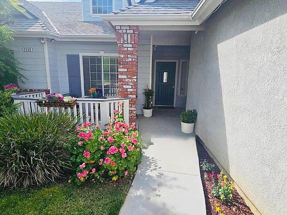 2nd image of 2559 E Fallbrook Ave