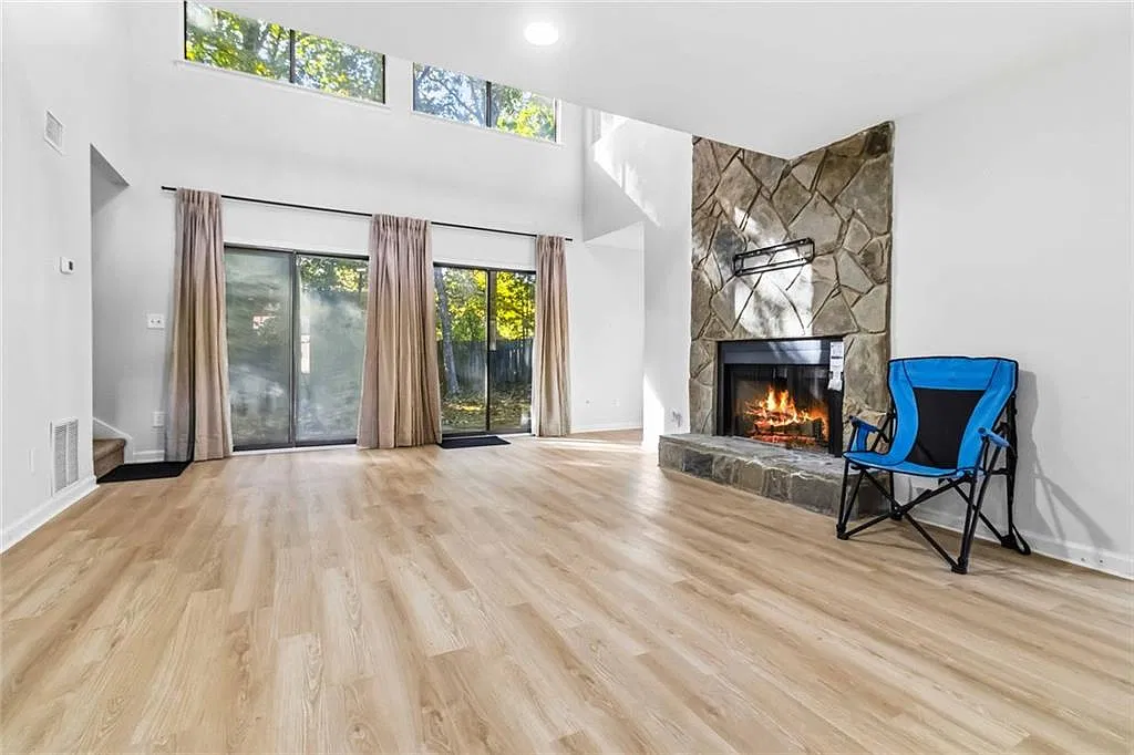 3 bed, 2.5 bath, 2683 sqft, $2,250 — Photo 4