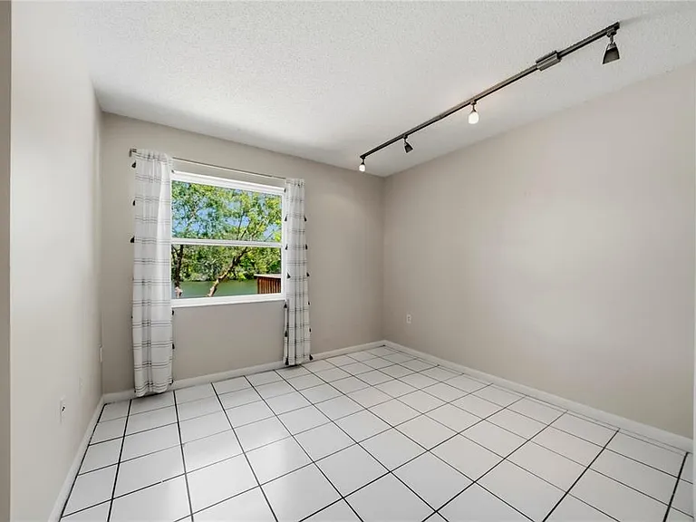 906 Carlton Rd — Photo 3