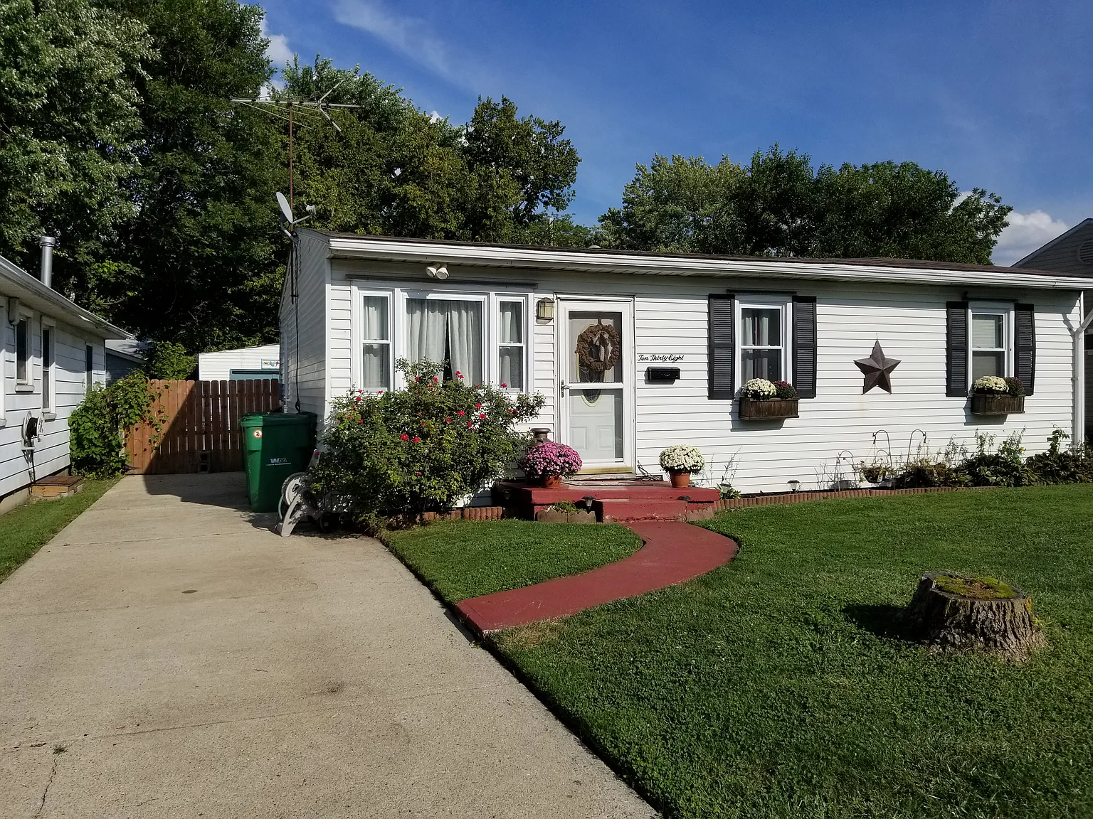1038 Victoria Ave photo 1
