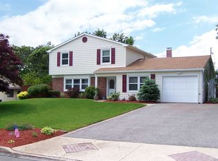 9 Hawser Pl, Coram, NY 11727