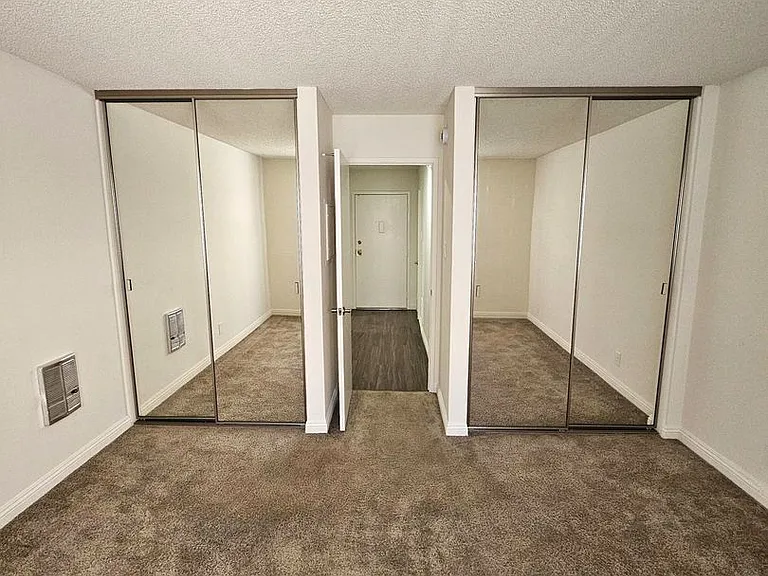 Villa Versailles Apartments — Photo 13