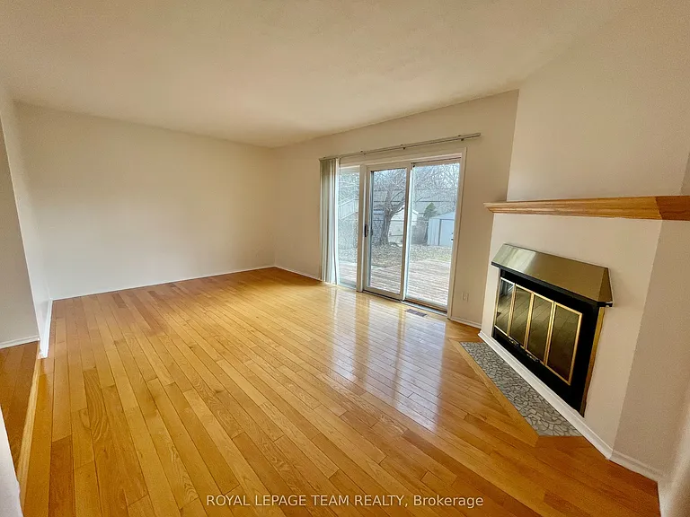 128 Pinetrail Cres — Photo 3