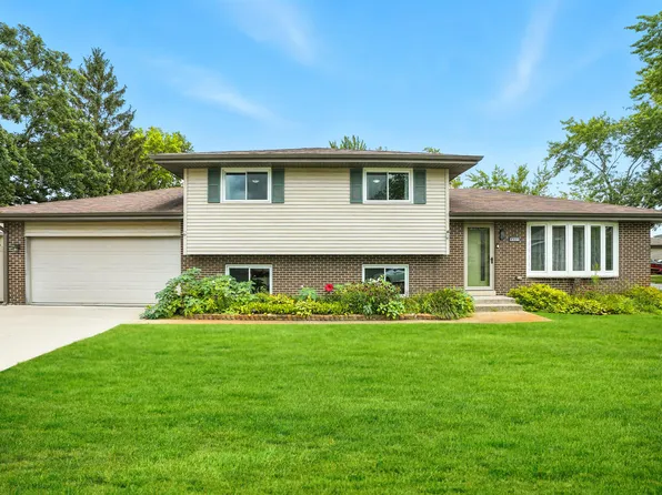 8321 Bell St, Crown Point, IN 46307