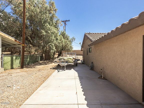 4th image of 2104 Smoketree Ave N