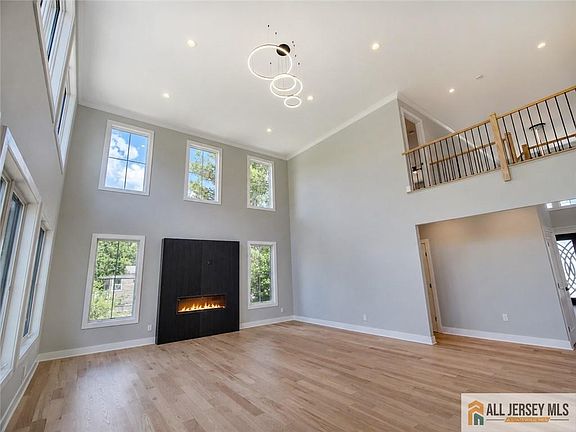 5th image of 529 Wood Ave