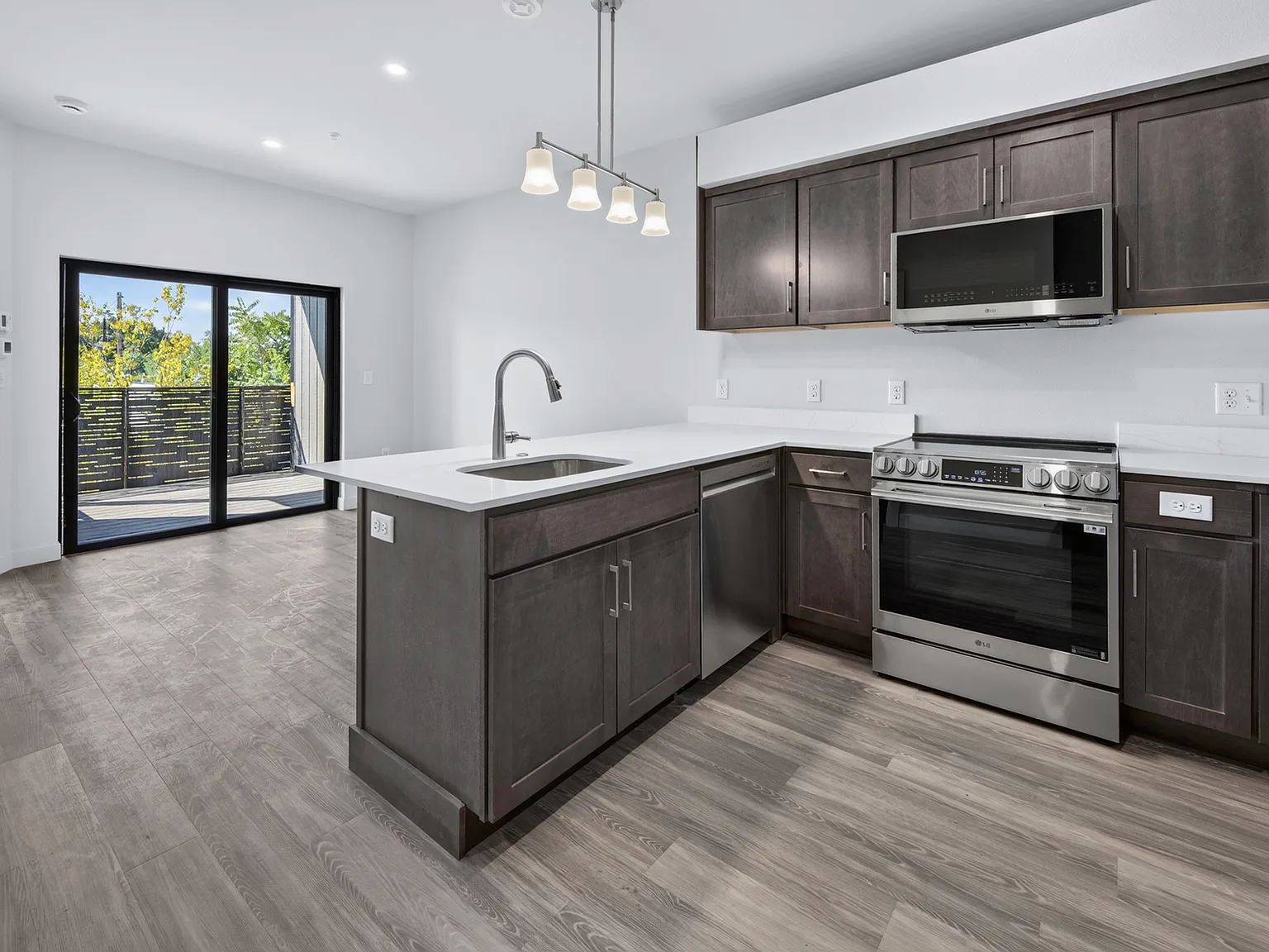 1 bed, 472 sqft, $2,400 — Photo 1