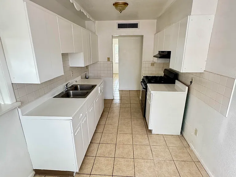 209 San Saba Rd — Photo 7