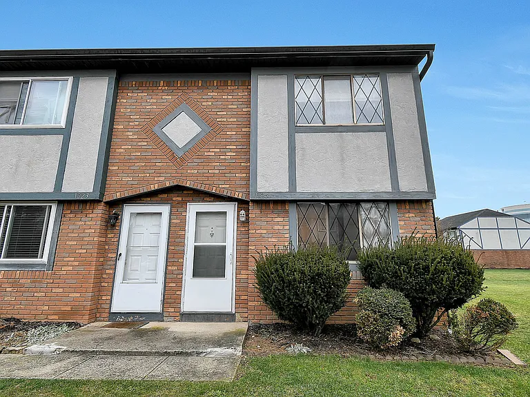 1925 Slaton Ct — Photo 2