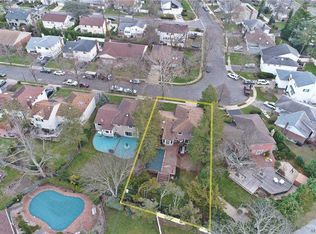 1063 Cedarhurst St, Valley Stream, NY 11581