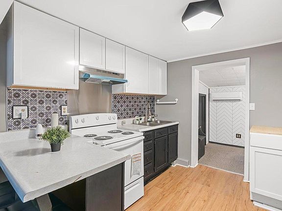 2nd image of 2609 Maplewood Ave