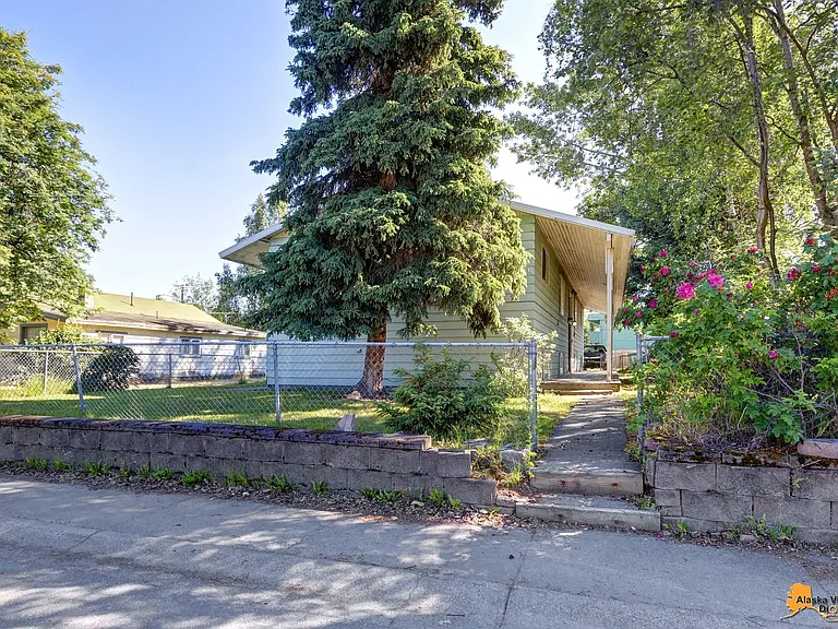 1121 Latouche St — Photo 2