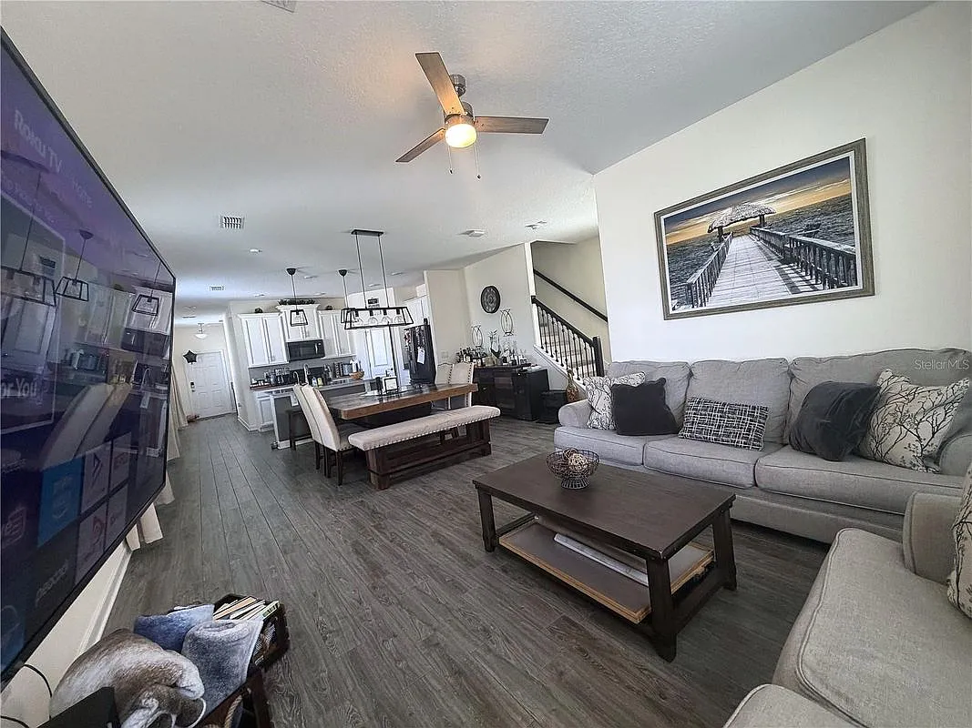 4 bed, 3.5 bath, 2307 sqft, $3,550 — Photo 3