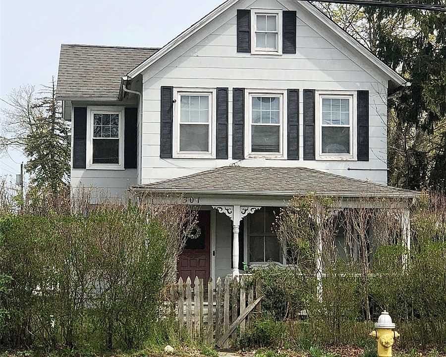 1st image of 301 Main St
