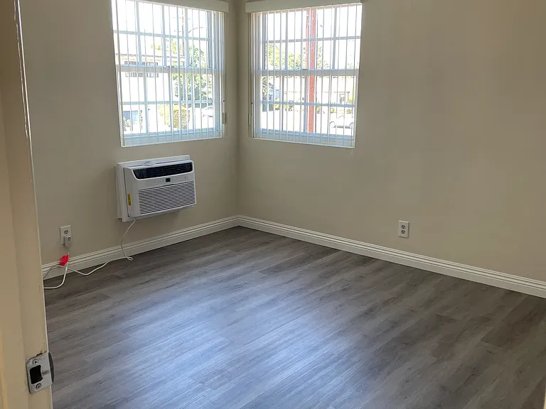 1521 1/2 N Hollywood Way #1521-1/2 — Photo 13