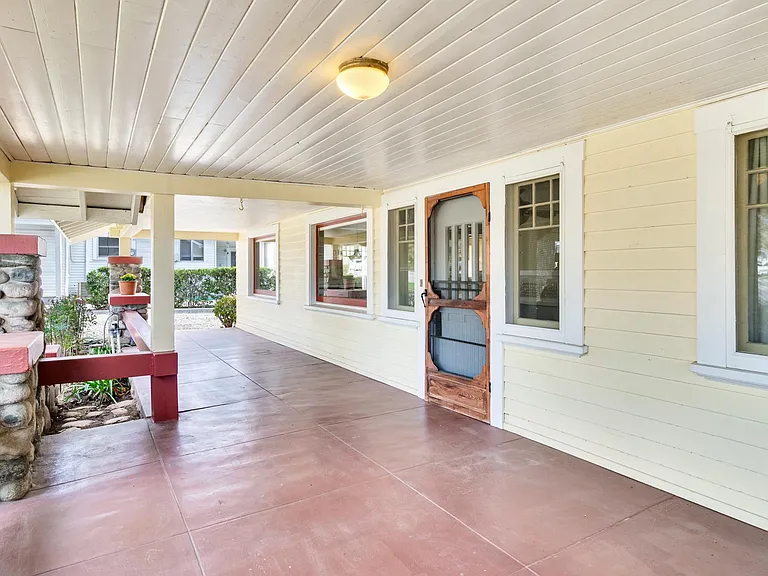 606 Cypress Cir — Photo 4