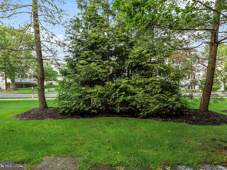 1410 Chanticleer — Photo 33