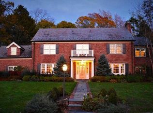 205 Circle Dr, Manhasset, NY 11030