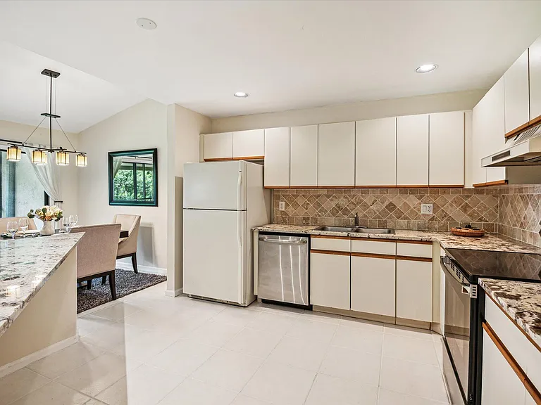 5750 Coach House Cir #G — Photo 9