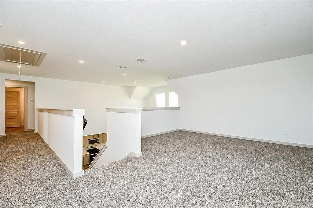 4 bed, 2.5 bath, 2501 sqft, $2,450 — Photo 3