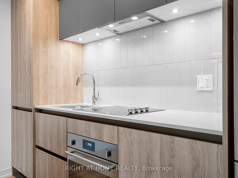 7950 Bathurst St #1424 — Photo 9