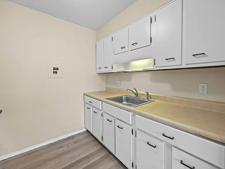 138-154 Woodhill Dr — Photo 9