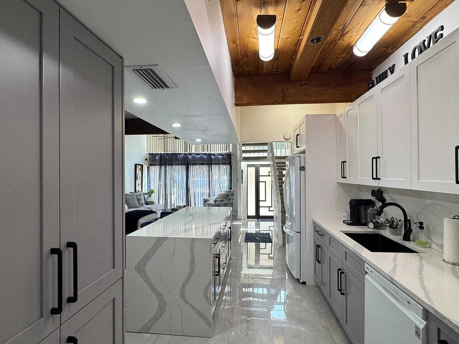 3 bed, 2.5 bath, 2120 sqft, $3,200 — Photo 3