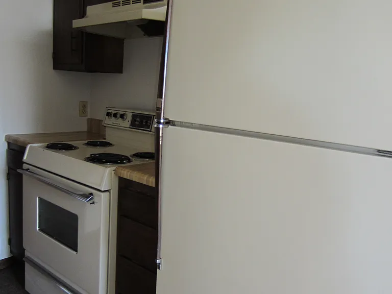 (617-629 East Grand)The Next Best Thing To Campus Housing!! — Photo 6