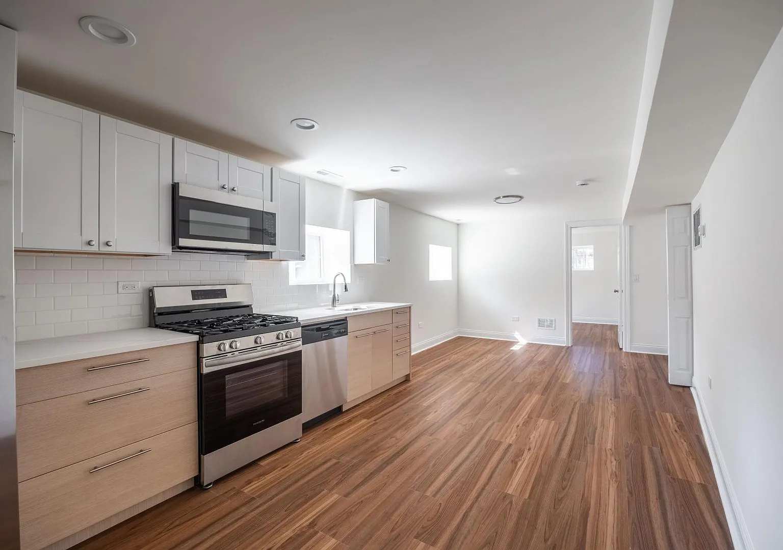 3107 North Harding Avenue #1E — Photo 2