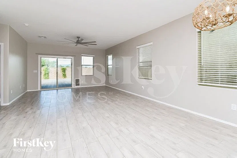 4 bed, 2.5 bath, 2384 sqft, $2,520 — Photo 2