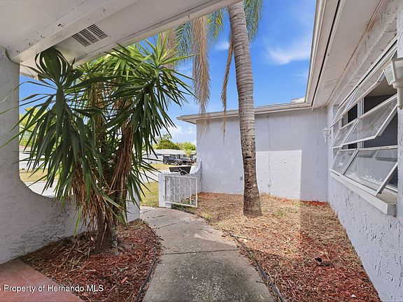 3rd image of 9720 Rainbow Ln