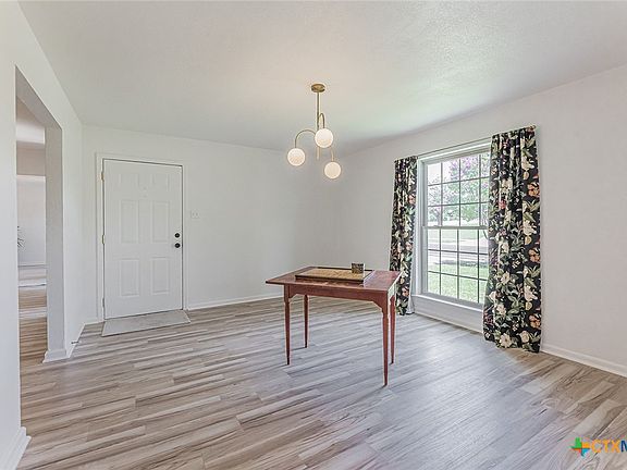 4th image of 704 W Mary Jane Dr