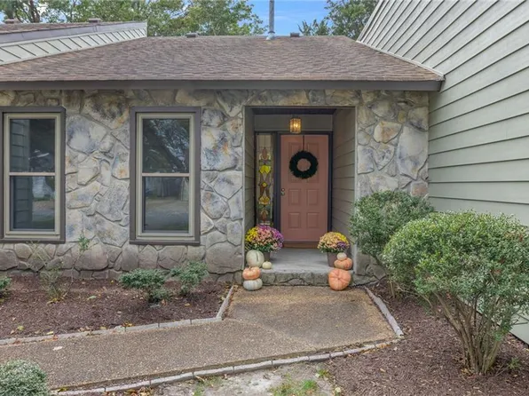 1249 Paramore Dr, Virginia Beach, VA 23454