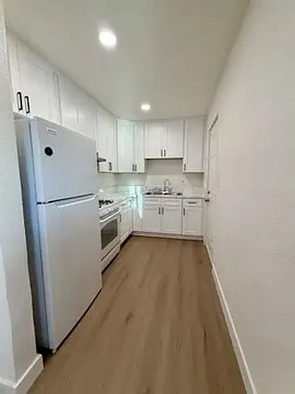 3 bed, 750 sqft, $2,688 — Photo 2