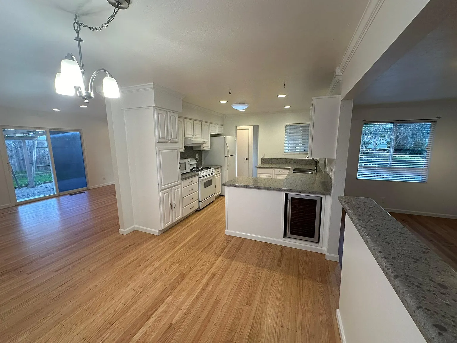 3 bed, 1400 sqft, $3,500 — Photo 2