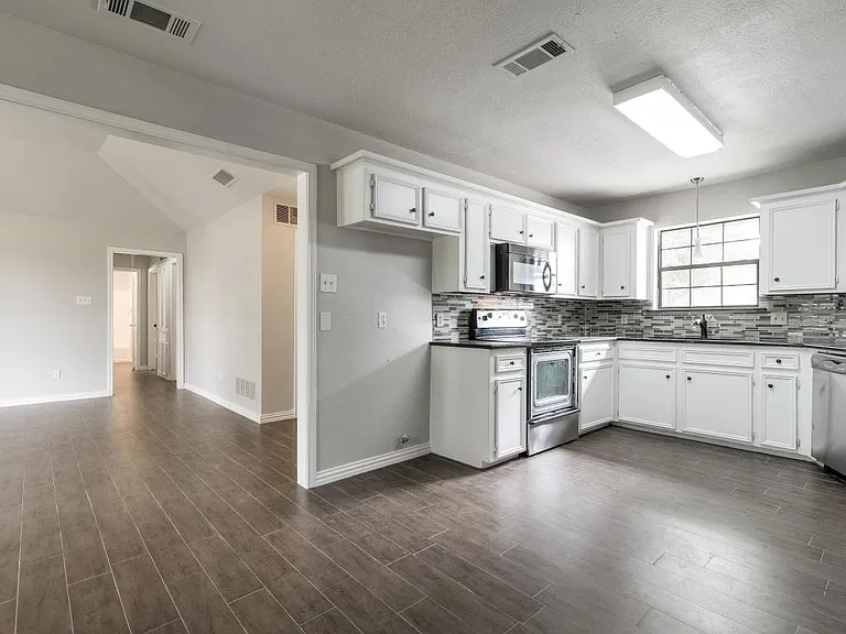 2209 Country Meadow Ln — Photo 5