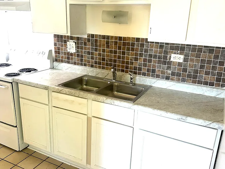 1846 N Green Ln S #1B — Photo 3