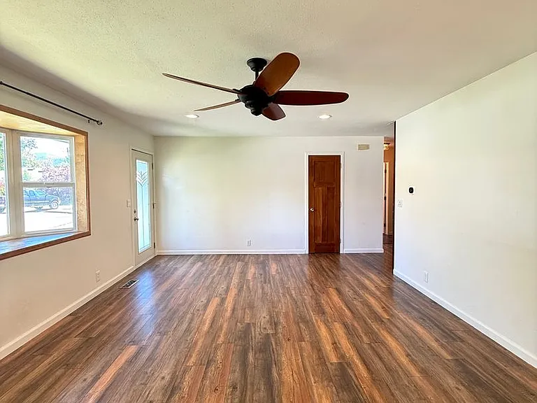 112 Hickory Dr — Photo 3
