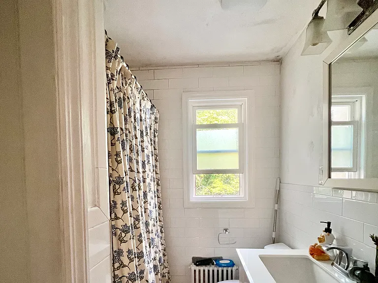 555 Davis Ave #2 — Photo 3