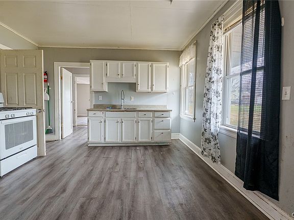 3rd image of 207 Kossuth St