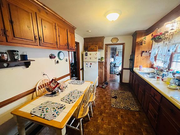 4th image of 402 Seabury Ave