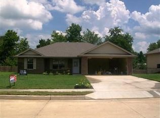 215 Brookstone Dr, Holts Summit, MO 65043