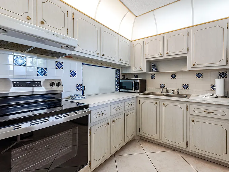 2615 Garden Dr N #307 — Photo 8