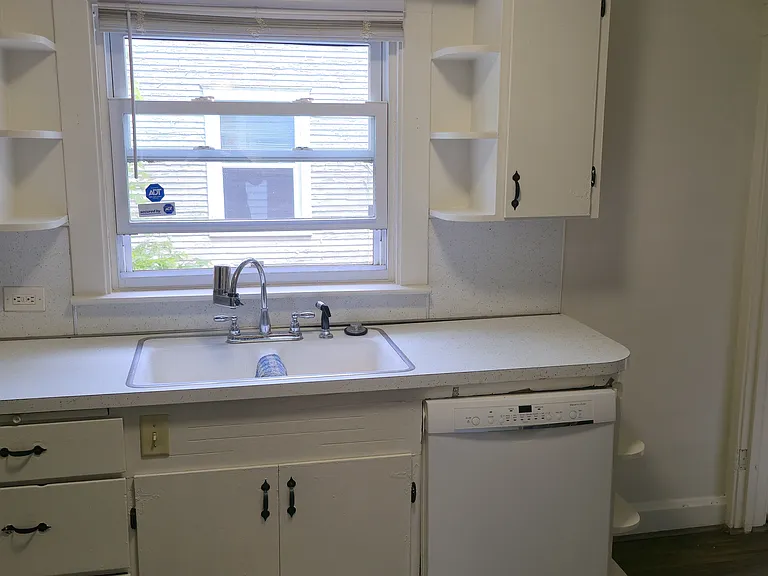 1720 Davis Ave — Photo 4