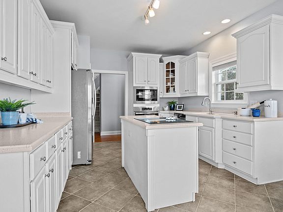 5th image of 450 Seastone St