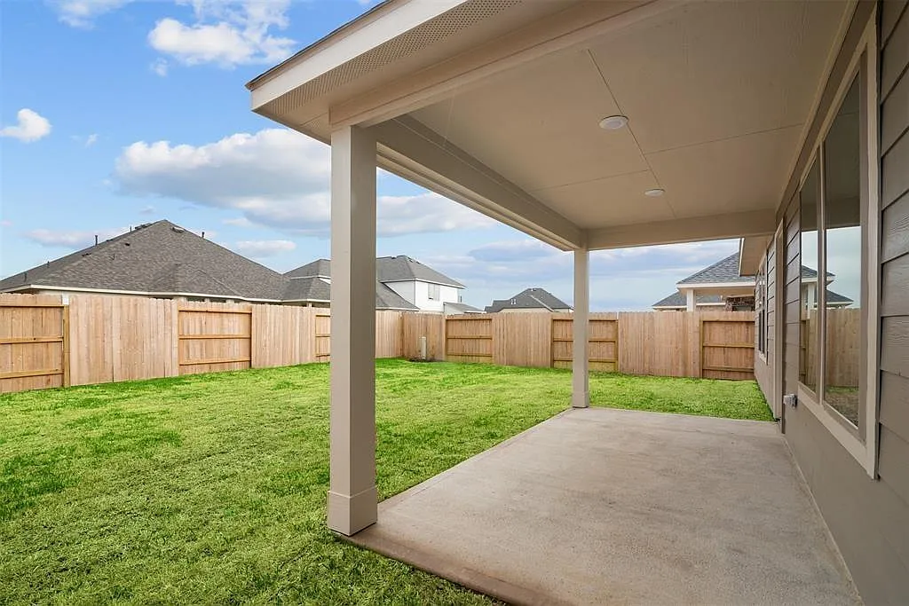 4 bed, 2.0 bath, 2076 sqft, $2,700 — Photo 4