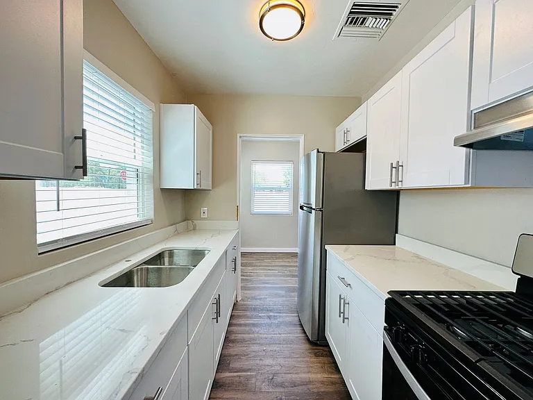1 Bedrooms Near U of A! Cottage Style Homes with Washer/Dryers and Renovated! — Photo 23