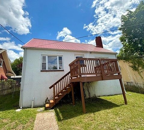 3rd image of 216 Sunset Dr