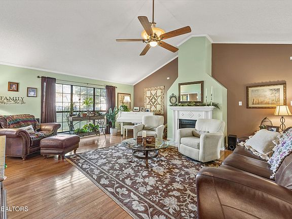 4th image of 1827 Southcliff Dr